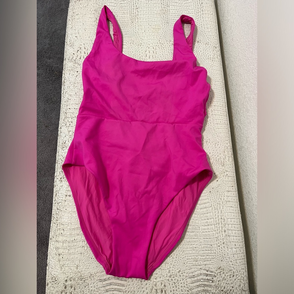 Brand new never worn: discontinued color! Left on Friday : Double Scoop Suit